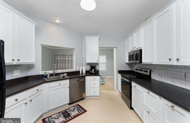 8708 FARNHAM Way Gallery 4