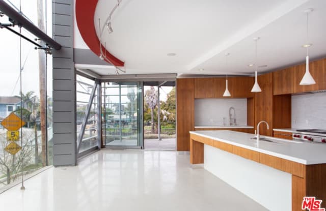 402 LINNIE CANAL - 402 E Linnie Cl, Los Angeles, CA 90291