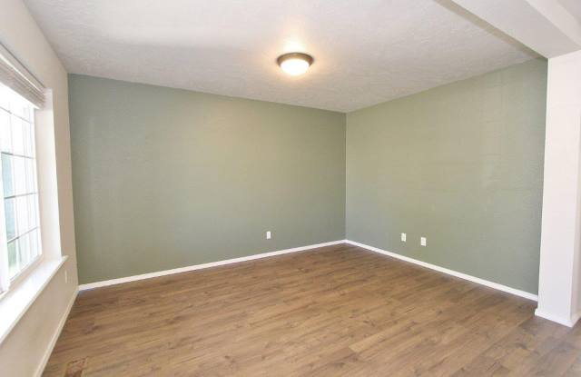 Spacious Home w/Open Floor-Plan Gallery 4