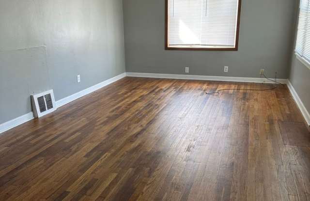 Updated 2 Bedroom, 1 Bath House- 611 W. 8th Gallery 4