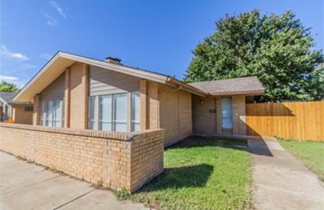 3104 Paramount Boulevard - A photos photos