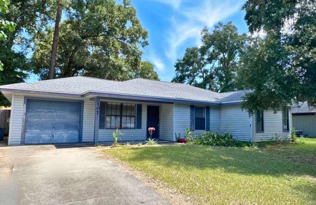 3/2 with flex room  fenced in yard!! photos photos