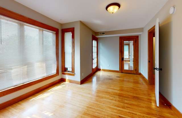 Duplex Near UMN Gallery 4