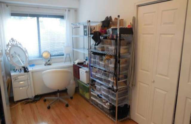 $1,850/ 2br - 750ft2 - Glover Park 2 Bedroom 1 Bath Central Air, Nice Kitchen + two car pkg! (2610 Tunlaw Road NW #1 Washington, DC) Gallery 3