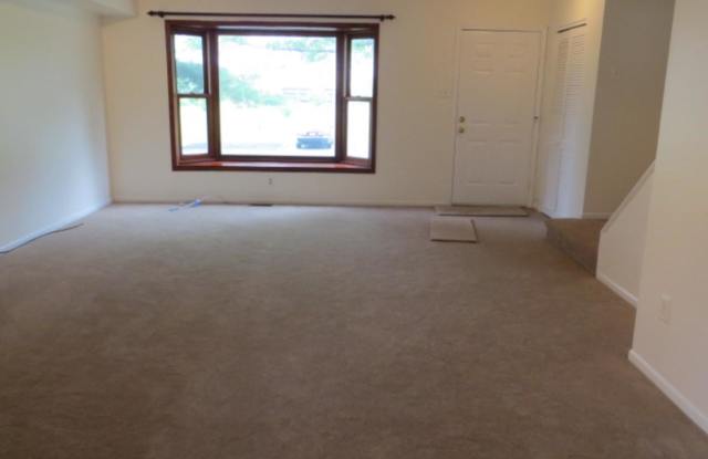 4112 COLONIAL COURT Gallery 3