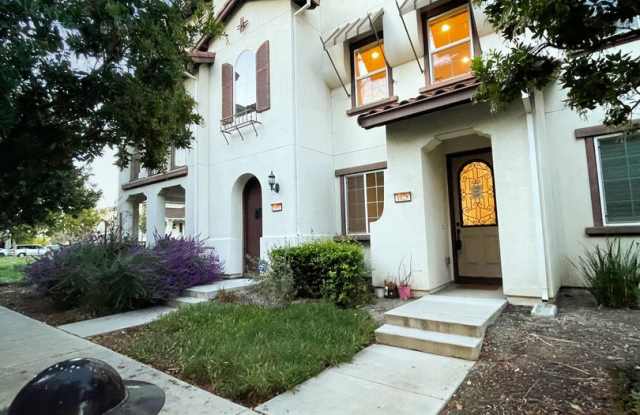 Modern Townhome Living in North San Jose – Attached 2-Car Garage - 1028 Thyme Walkway, San Jose, CA 95133