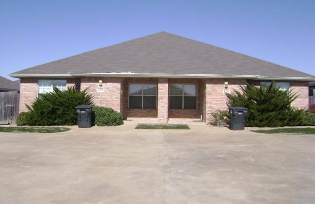 College Station, 3 bedroom / 2 bath duplex with fenced in yard photos photos