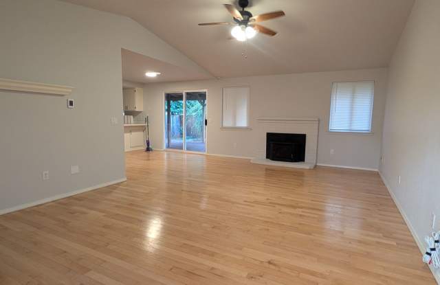 3 Bedroom Rambler with fenced yard on a Cul-de-Sac Gallery 3