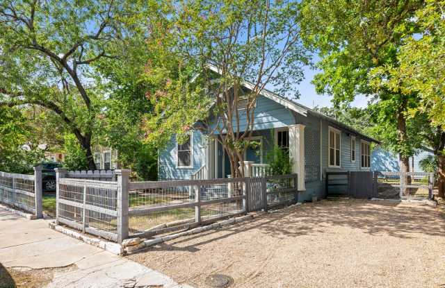 UT PRE-LEASE: Hyde Park 4 bed / 3 bath.  Open Floor Plan, Wood Floors, Backyard with deck, 2 car garage! Gallery 3