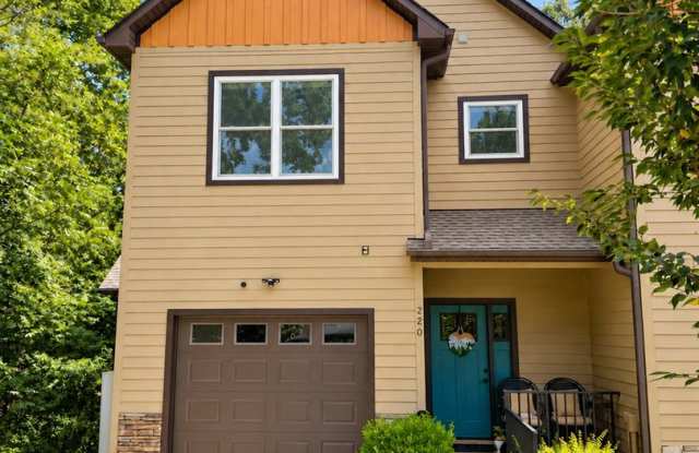 Immaculate End-Unit Townhome with Garage Near Downtown Black Mountain Gallery 1