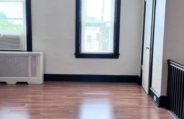 5842 N 12TH Street Gallery 4