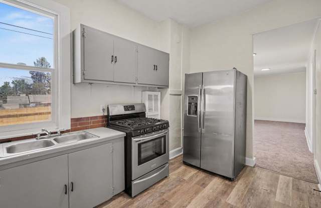 Charming 2 Bed / 1 Bath Duplex with Private Yard & Off-Street Parking photos photos