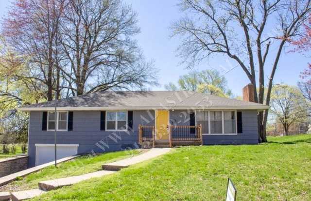 Spacious 3 Bed 2.5 Bath Home in KCMO-Available NOW!! - 8611 East 54th Terrace, Kansas City, MO 64133