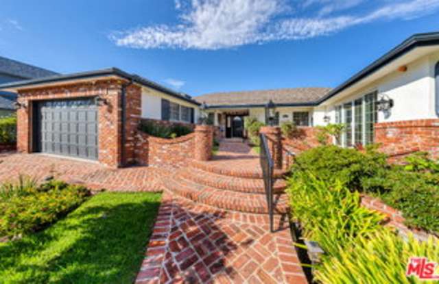 3071 McConnell Drive Gallery 2