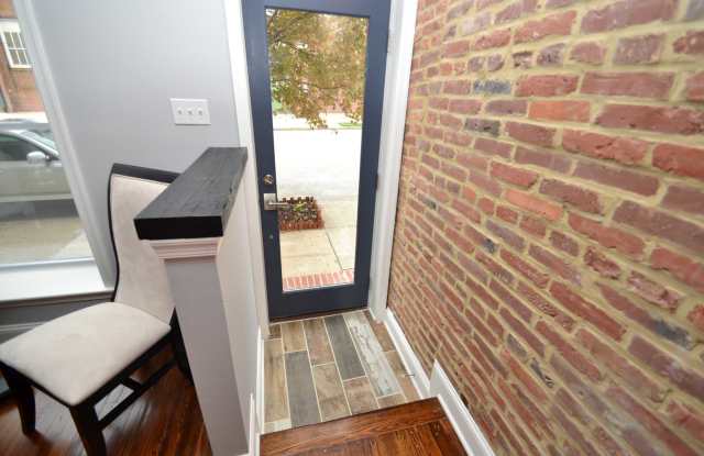 3411 Hudson St Gallery 2
