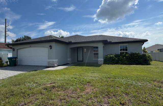 3 Bedroom 2 Bathroom Home with a Den! Gallery 3