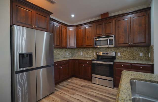 3 Bed / 2.5 Bath Townhome w/Garage in NW Gallery 4
