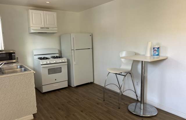 4752 1/2 170th Street West Gallery 3