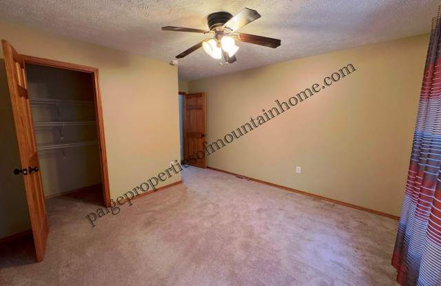 Beautiful & Spacious 3 bedroom, 2 bath House Gallery 4