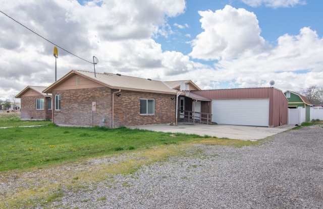 Spacious 3 Bed 2 Bath Brick Home with RV Parking, Shop Space & Large Yard in Tremonton! Gallery 3