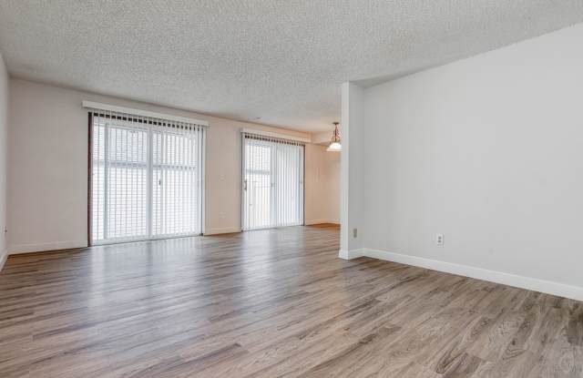 Prime Patio, Air Conditioning, Pool Access & Garage Space - Gated Community Gallery 4