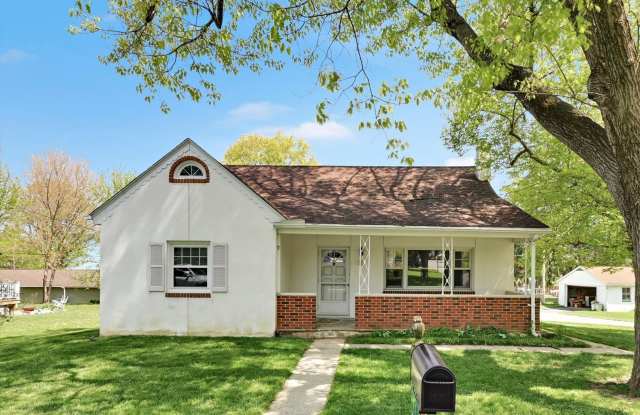 Charming 2 bedroom, 1 bath house with 1 car detached garage! photos photos