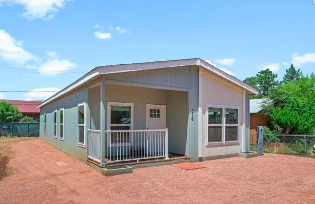 Beautiful and CLEAN three bedroom, two bathroom house is newly available for rent! Gallery 1