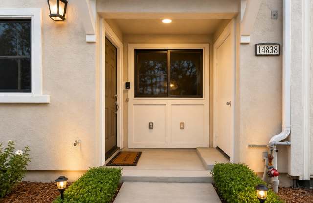 MODERN 3-BEDROOM TOWNHOME WITH 2-CAR GARAGE IN GATED COMMUNITY Gallery 3
