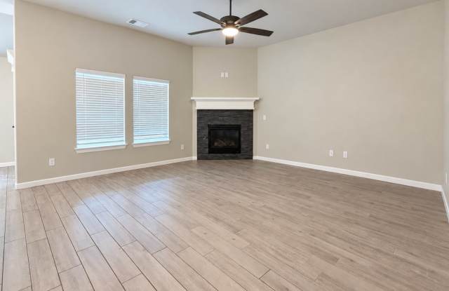 Luxury 3 Bedroom 2 Bathroom Home in Piedmont Schools with Neighborhood Pool (Storm Shelter Included) Gallery 4