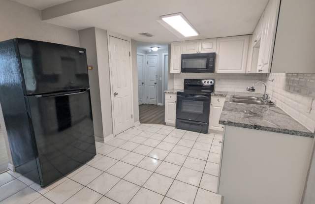 Beautiful POOL home with a large back yard.. 3/1.5 1360 Sq. Ft. with updated kitchen & bathrooms!! Gallery 4