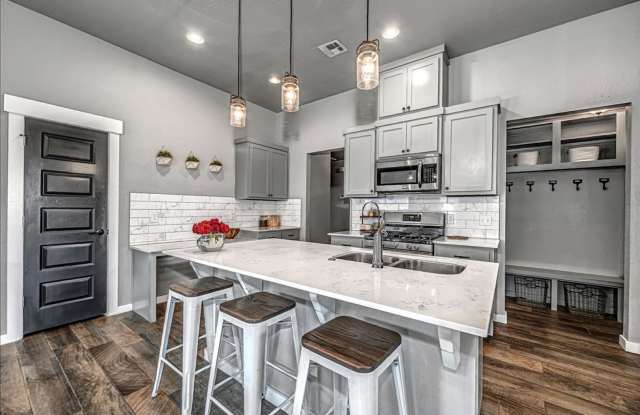 Look at this beautiful home! Gallery 4
