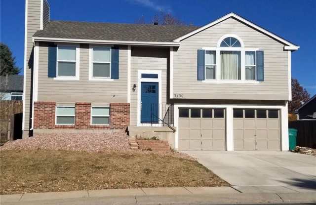 Lovely bi-level 3 bed/2 bath home with fenced yard in D-20 photos photos