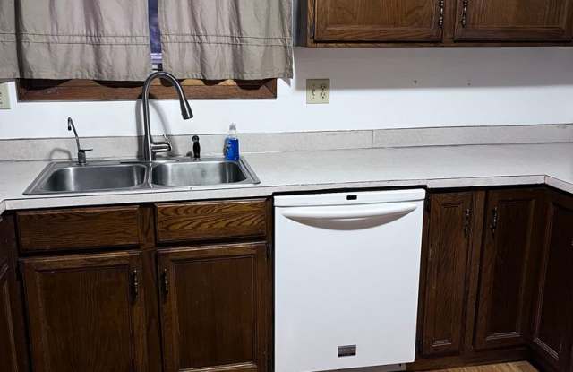 4 Bedroom 2 Bath House Fully Fenced Yard Hazen Gallery 3