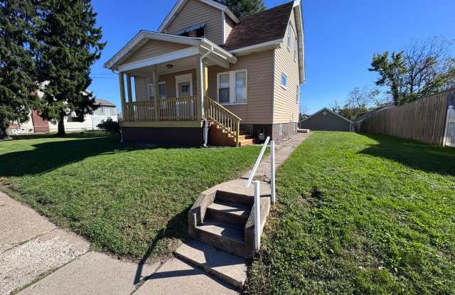 Fully Updated 3-Bed 1-Bath House w/ Flat Yard!!! Gallery 1