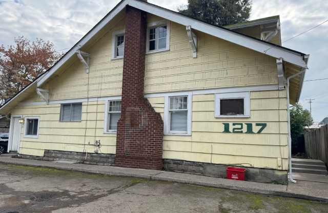 Large 4 bedroom, 1.5 bathroom farm house on River Rd! photos photos