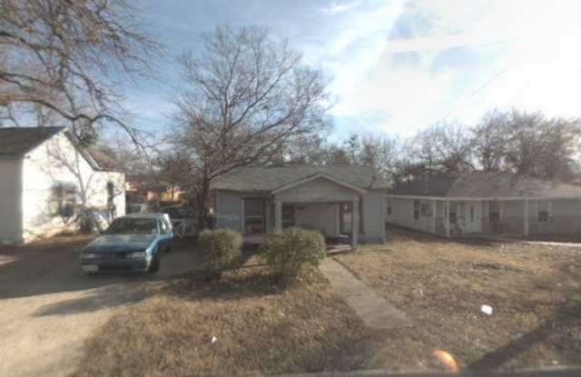 Step into comfort and modern convenience with this charming 3-bedroom, 2-bathroom home in Sherman, Texas. photos photos