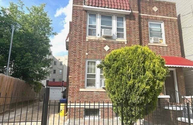 200 GRIFFITH ST photos photos