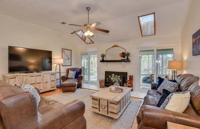 Fully Furnished Lakefront Home | Monthly Rental Available October – March Gallery 1