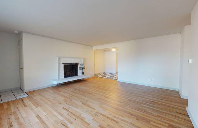 3368 Ash Street in Parkwood Gallery 3