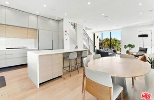 6077 1/2 Horner Street Gallery 1