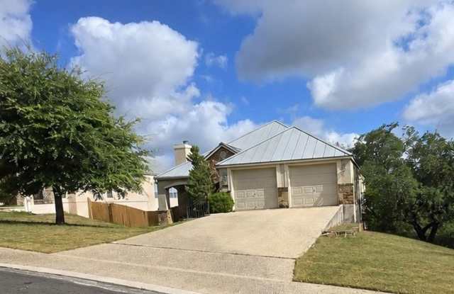 Stone Oak stunner on greenbelt w/privacy & space for everyone! Gallery 3