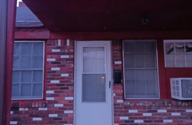 1523 W Merton St, 2 photos photos