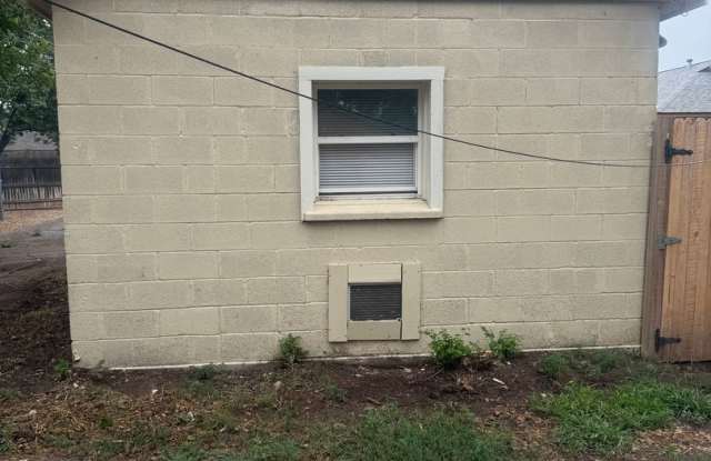 Efficiency Stand Alone Back-house in Bivins! All Utilities Paid!!  To Schedule Viewing Call 806-340-8283 photos photos