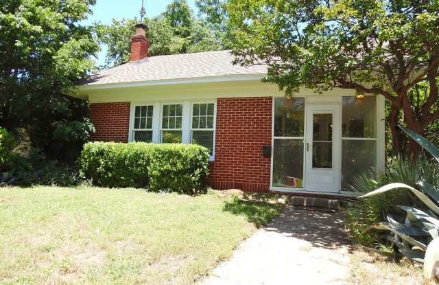 Bungalow in Mistletoe Heights! - 2222 Irwin Street, Fort Worth, TX 76110