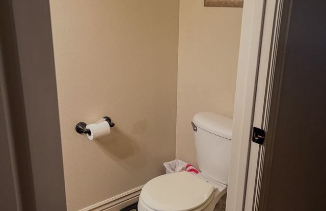 2 Bed 1.5 Bath Townhome near campus Gallery 3