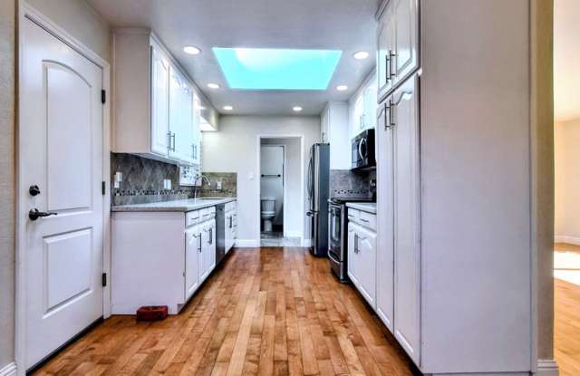 Beautiful 3bd Single Story House w/Large Yards & Attached Garage Gallery 3