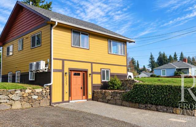 Bright Remodeled 2-Bedroom with Year-Round A/C & In-Unit Laundry Gallery 1