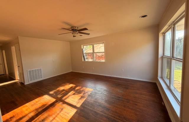 Charming 3-bedroom home in Russellville, AR Gallery 4
