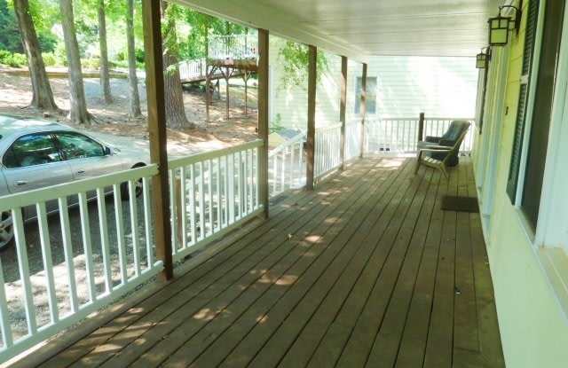 Inviting, updated 4br 3.5ba duplex w/ parking on Edwards St. Walk to Campus! Gallery 4