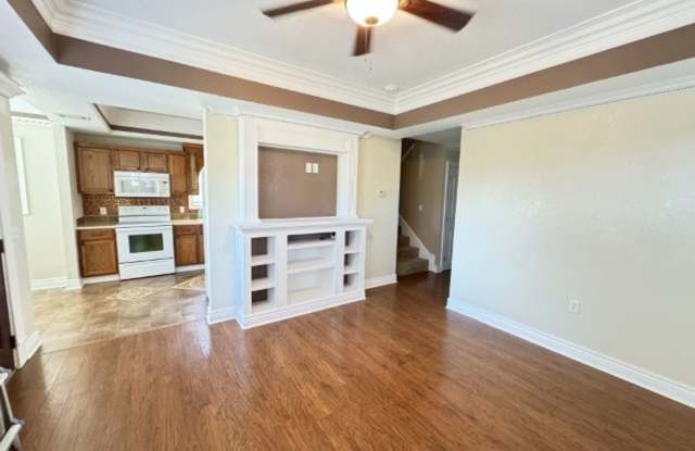 3 Bedroom 2 Bath Cottage Style Home with Large Den Gallery 4